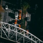 Ruchliwa arteria miejska pod dużym mostem w godzinach szczytu