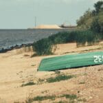 Sztutowo poza sezonem: atrakcje, które nadal robią wrażenie Odwrócona łódź na pustej, spokojnej plaży nad Bałtykiem