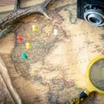 Dojazd do Sztutowa z Malborka: objazdy, remonty i najlepsze postoje Stara mapa z lupą, aparatem i pinezkami do planowania trasy podróży