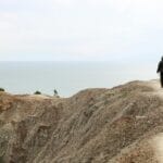 Szlak pieszy na Mierzei dla początkujących: okolice Sztutowa Turyści na pieszym szlaku nad morzem na klifie, letni dzień