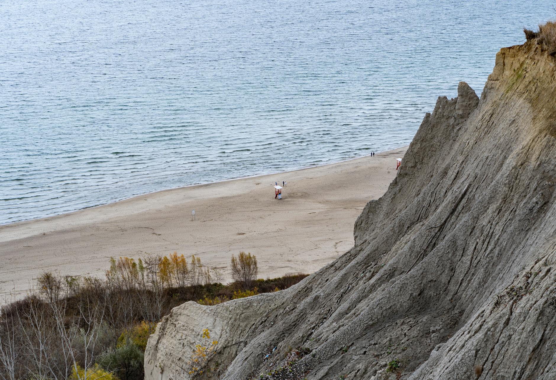 Widok z lotu ptaka na klif i spokojną plażę nad jeziorem