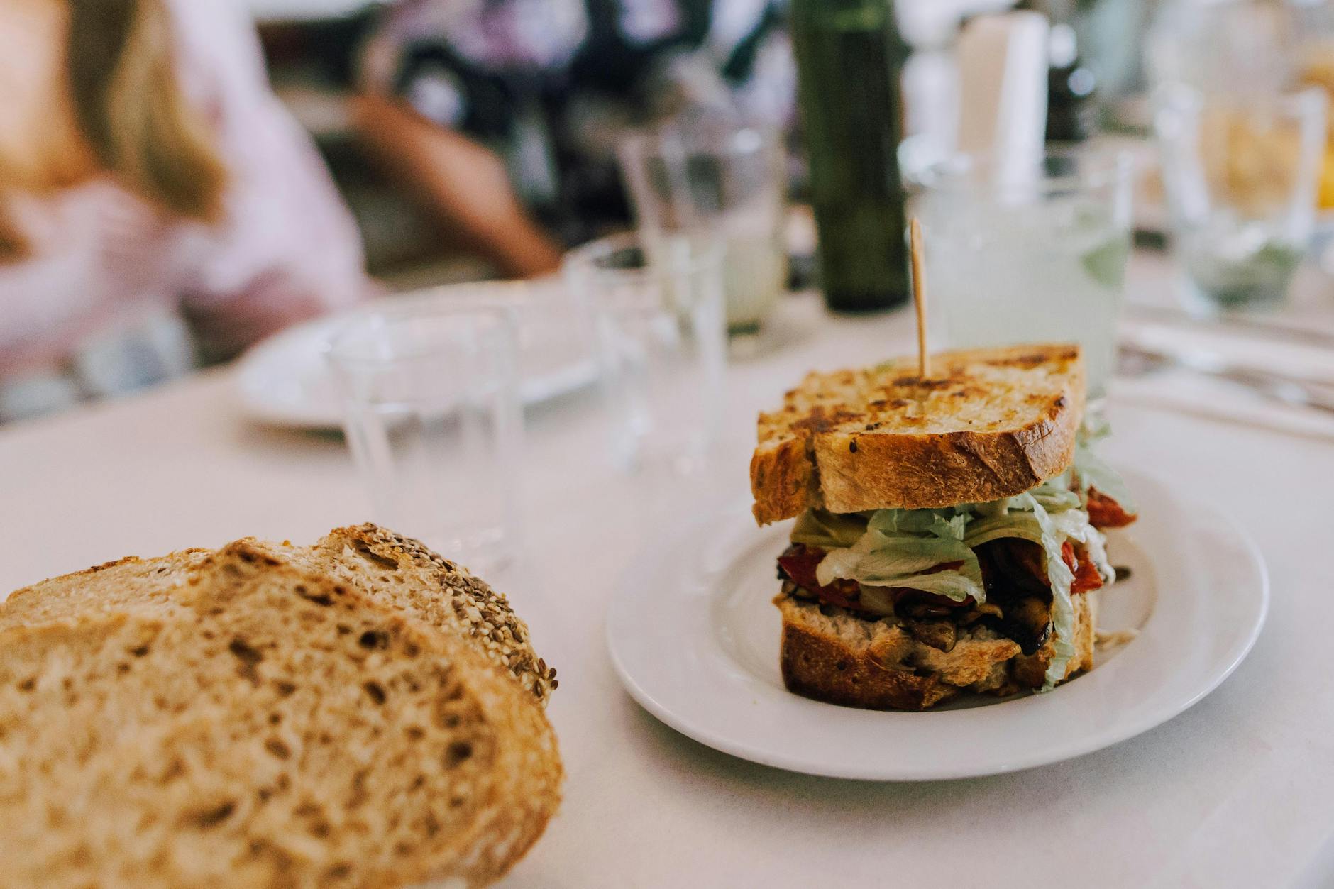 Najlepsze obiady domowe w Sztutowie: gdzie smakują jak u babci? Kanapka na talerzu w przytulnej kawiarni idealna na domowy obiad