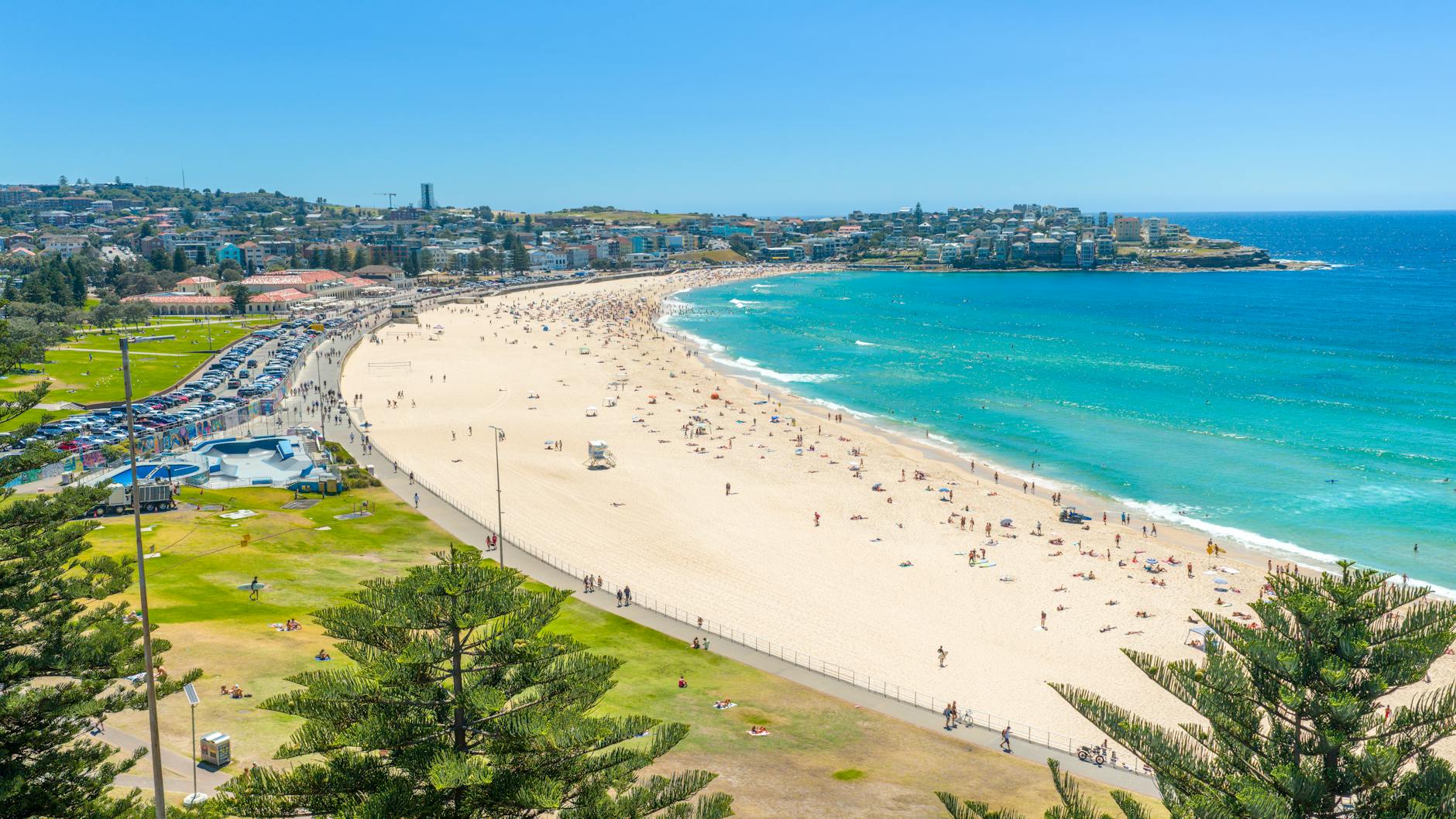 Lotnicze ujęcie zatłoczonej plaży z turkusowym morzem
