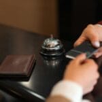 Płatność kartą przy recepcji hotelu podczas zameldowania