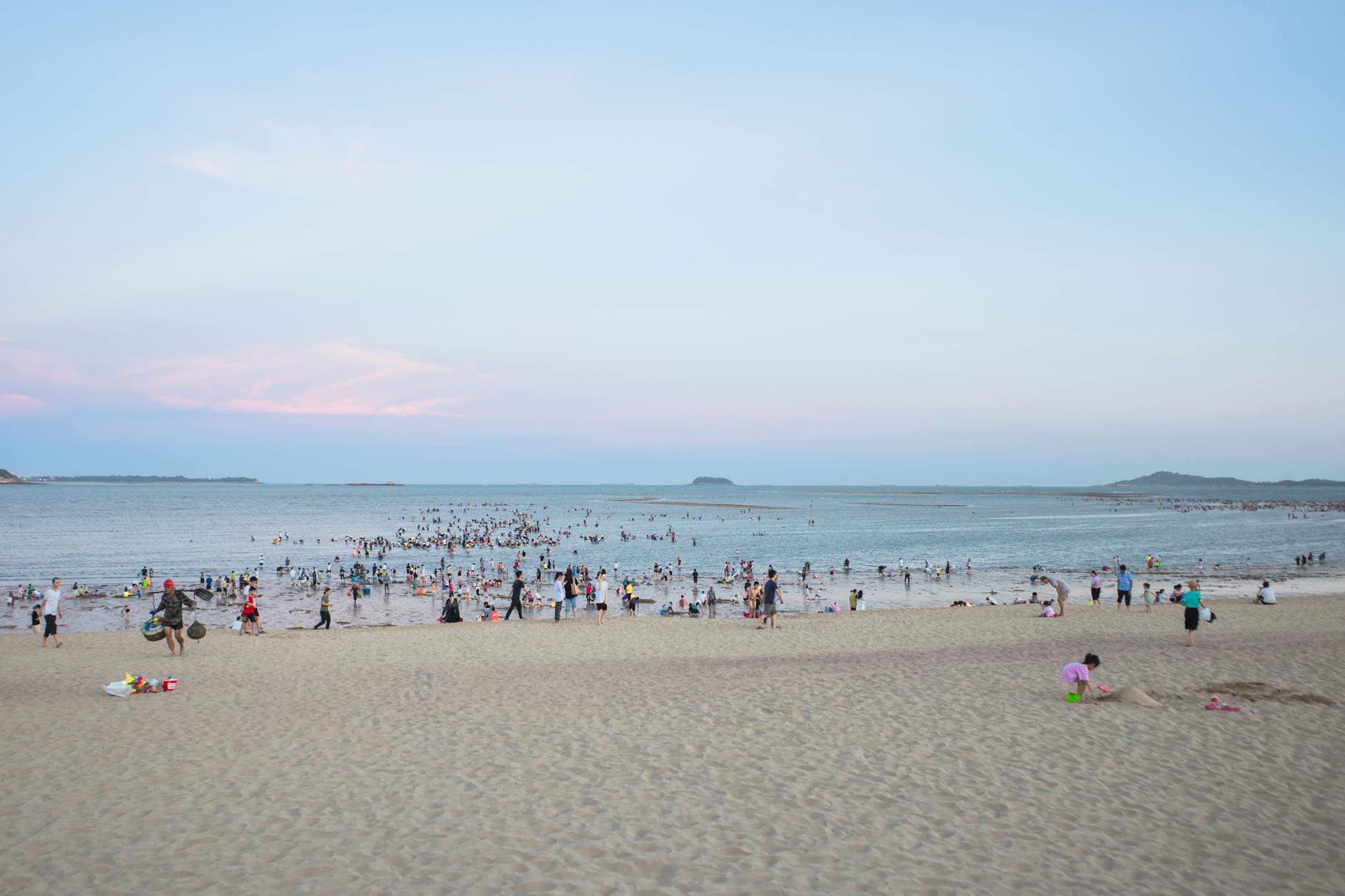 Rodziny na spokojnej plaży o zachodzie słońca nad Bałtykiem