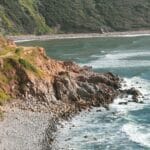 Widok skalistych klifów nad oceanem z wysoko położonego punktu widokowego