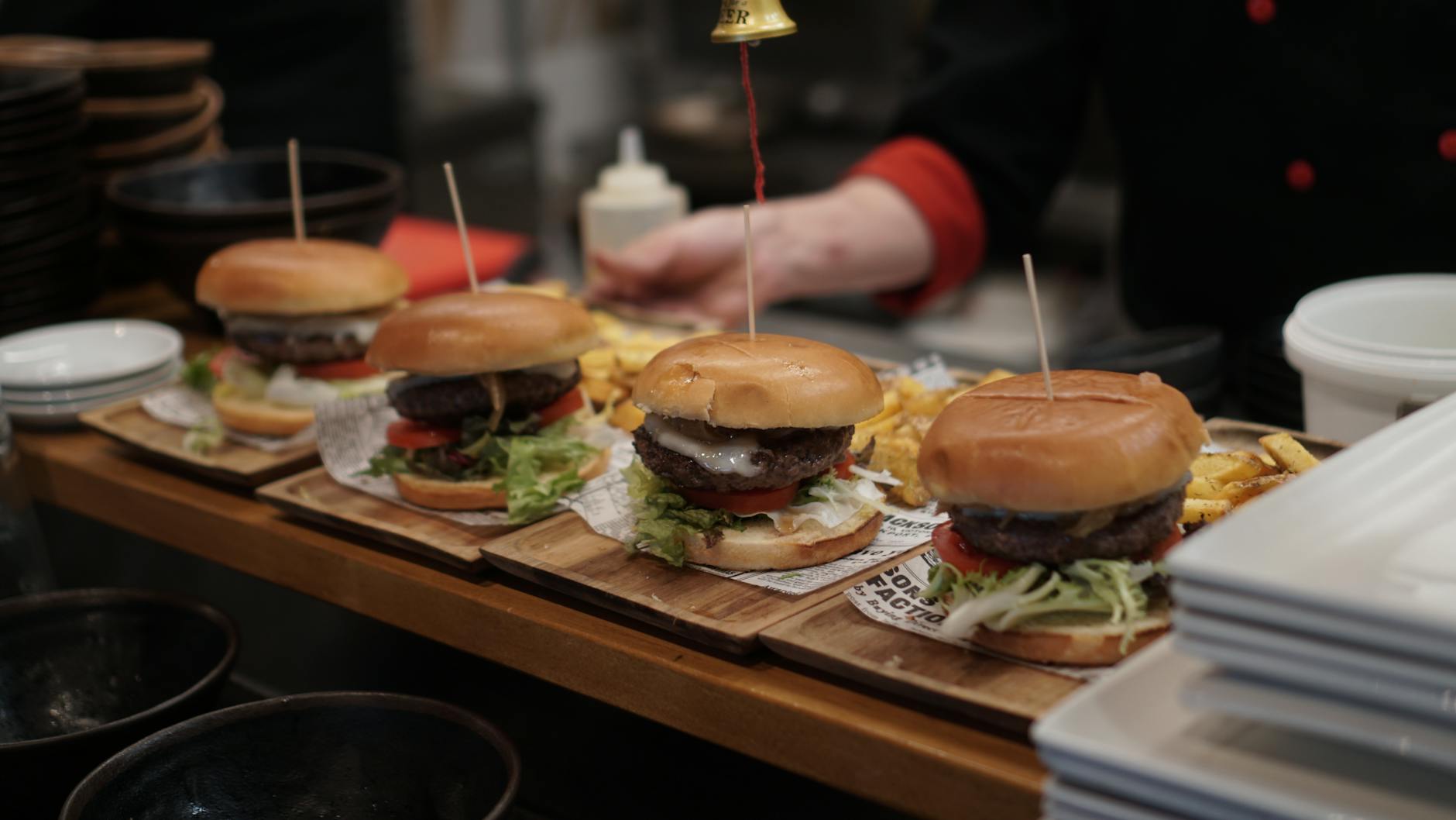 Gourmet burgery z frytkami podane w restauracji w okolicy Sztutowa