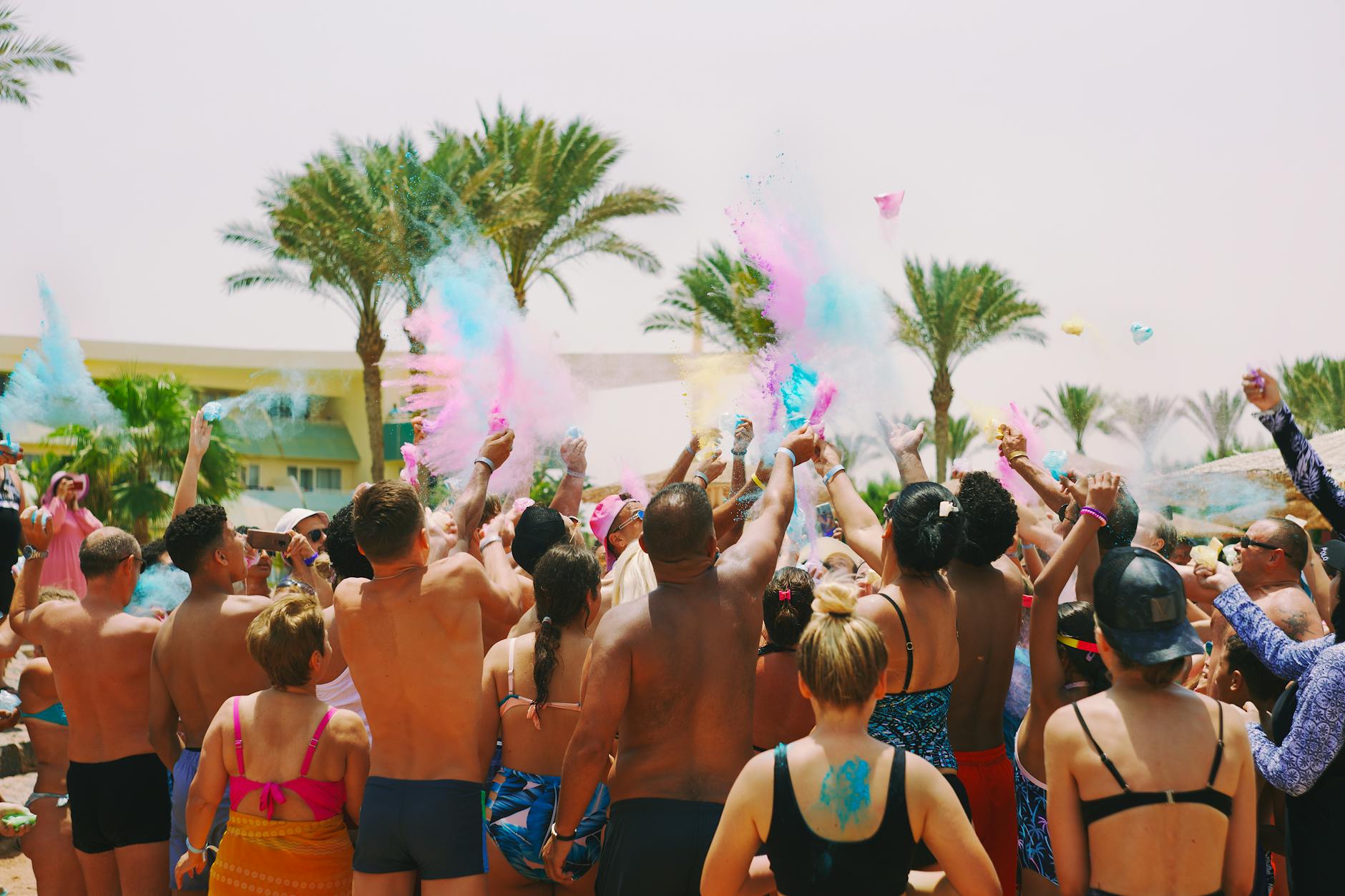 Kolorowa plażowa zabawa Holi z tłumem uczestników na Mierzei Wiślanej