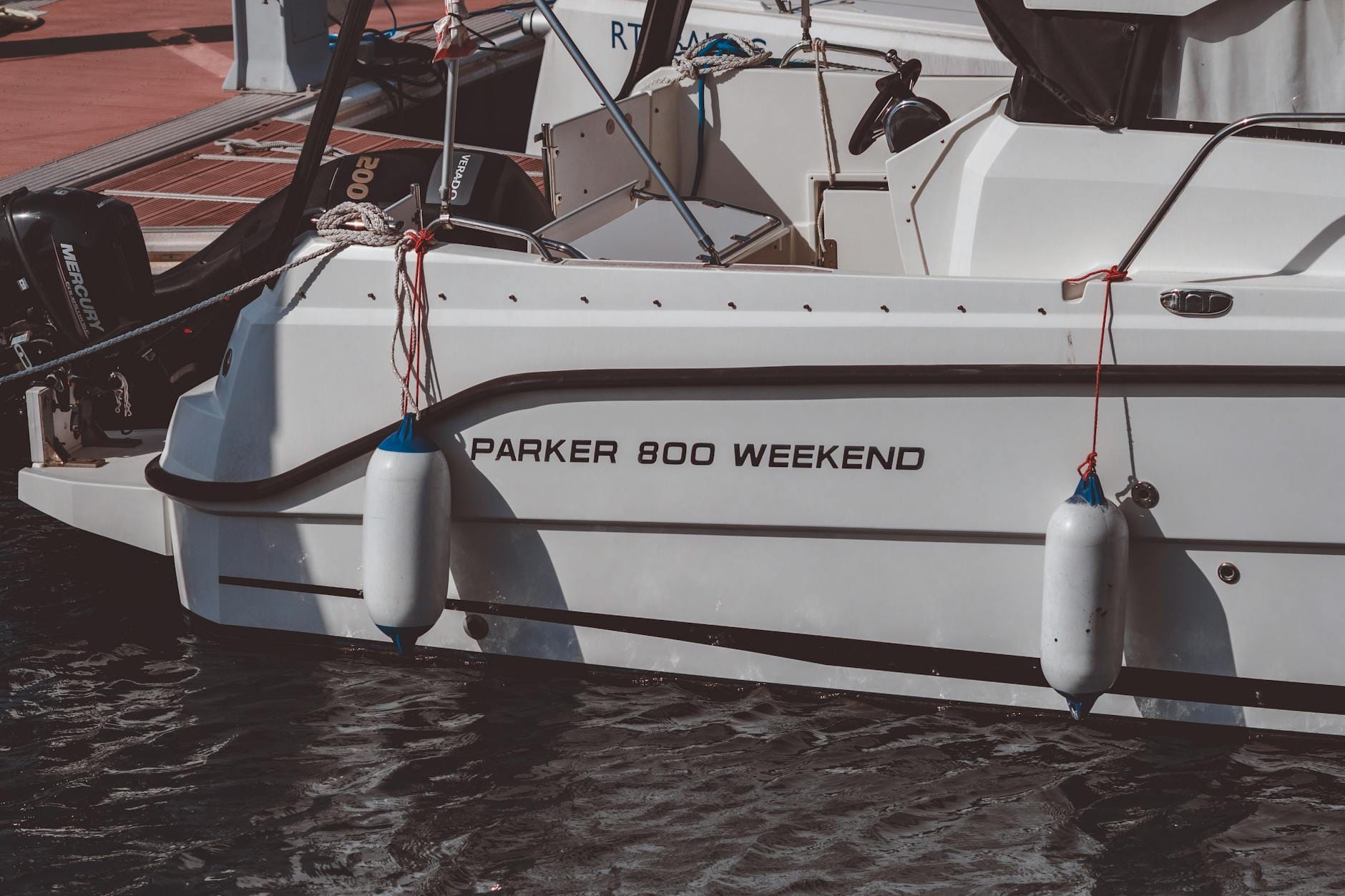 Motorówka Parker 800 zacumowana w marinie, gotowa na weekendowy rejs