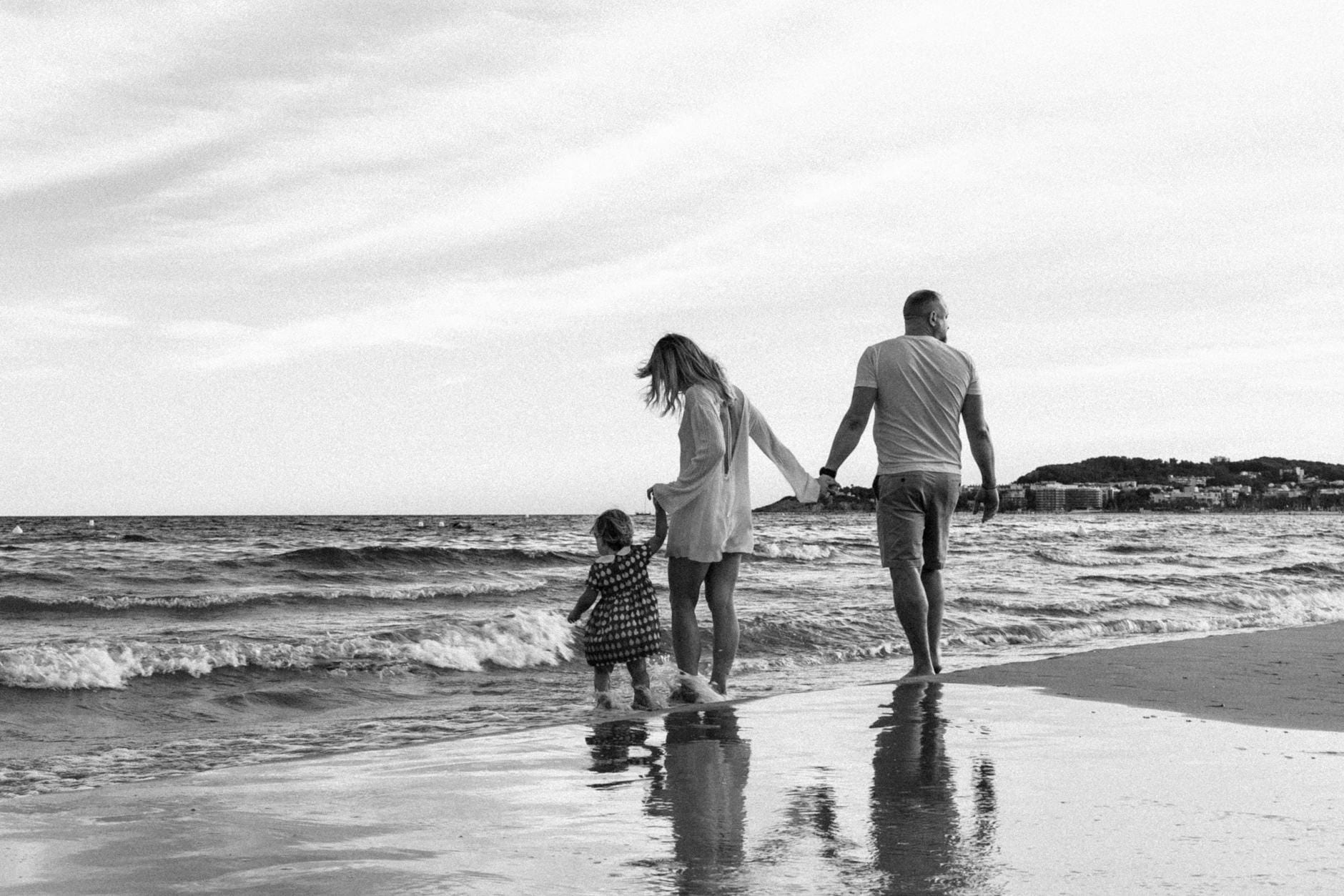 Najlepsze plaże w okolicy Sztutowa na weekend: plan dnia od rana do zachodu Rodzina spaceruje brzegiem spokojnej plaży niedaleko Sztutowa