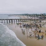 Wydarzenia na Mierzei Wiślanej blisko Sztutowa: co warto wpisać do kalendarza Tłumnie odwiedzana plaża i molo w słoneczny, letni dzień