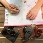 Sztutowo w jeden weekend: plan wydarzeń, jedzenie i logistyczne triki Osoba planująca podróż z mapą i aparatem fotograficznym