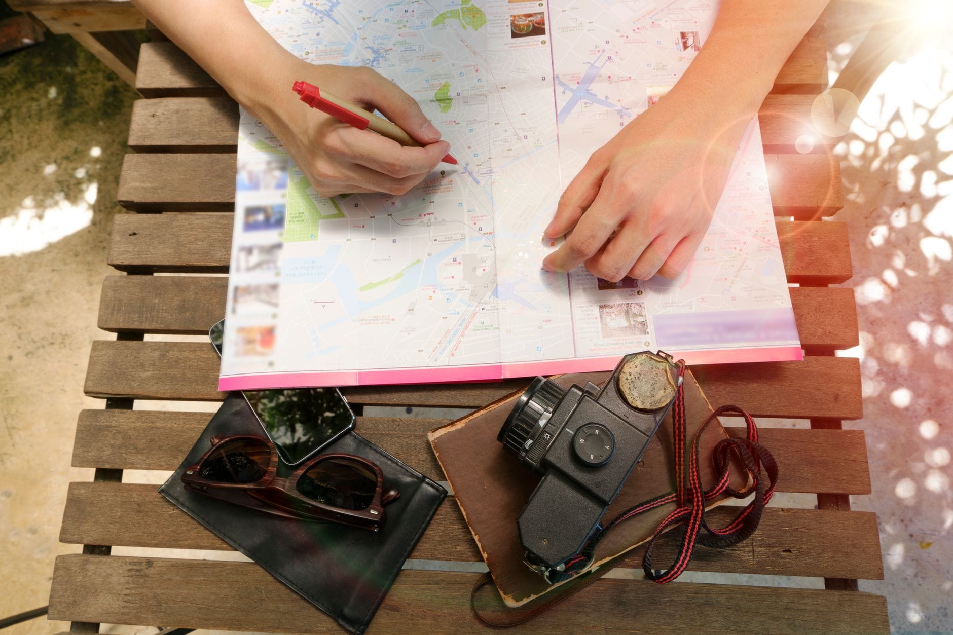 Sztutowo w jeden weekend: plan wydarzeń, jedzenie i logistyczne triki Osoba planująca podróż z mapą i aparatem fotograficznym